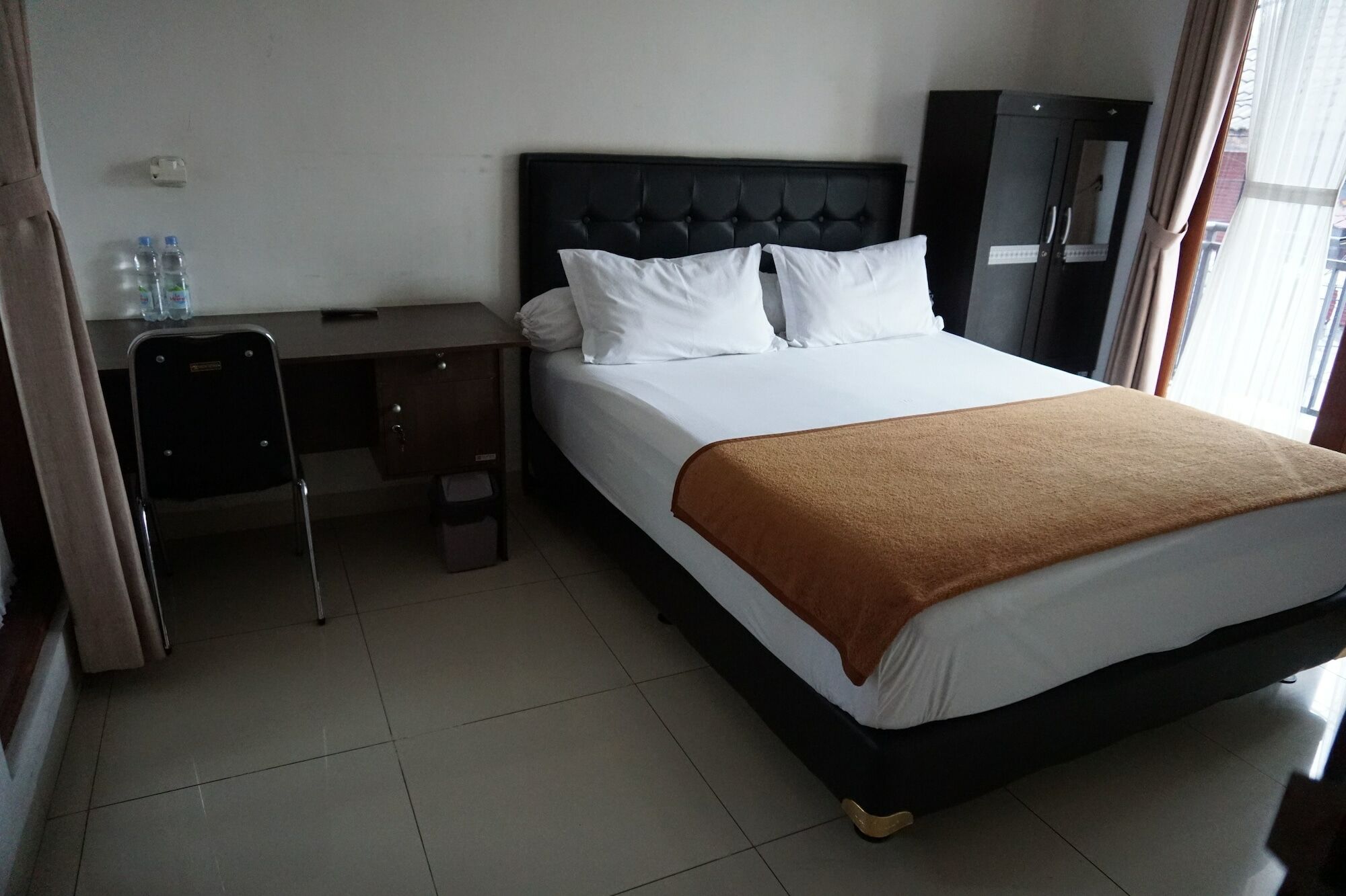 Rumah Sarwestri Wisma tamu