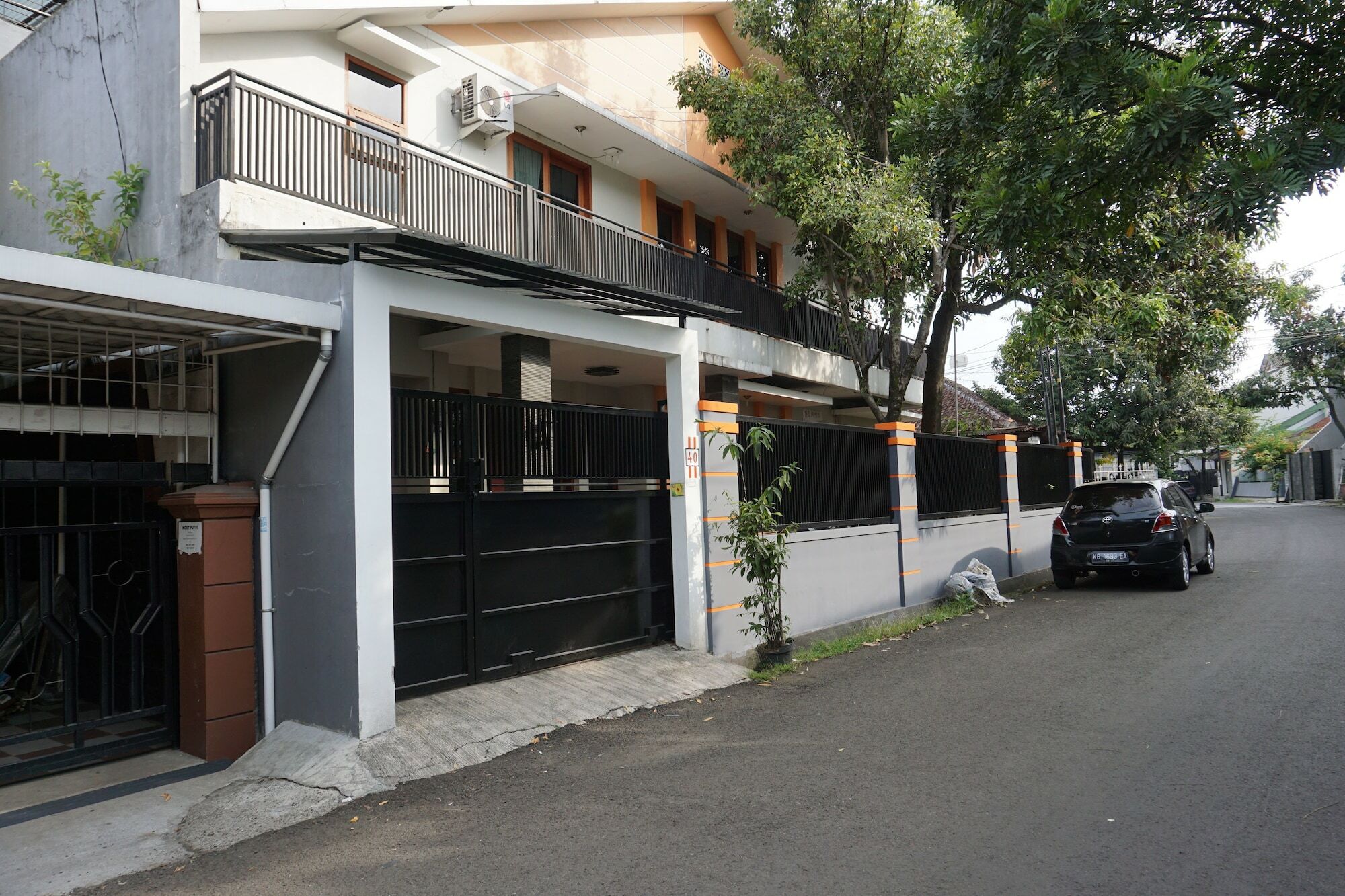 Rumah Sarwestri Wisma tamu